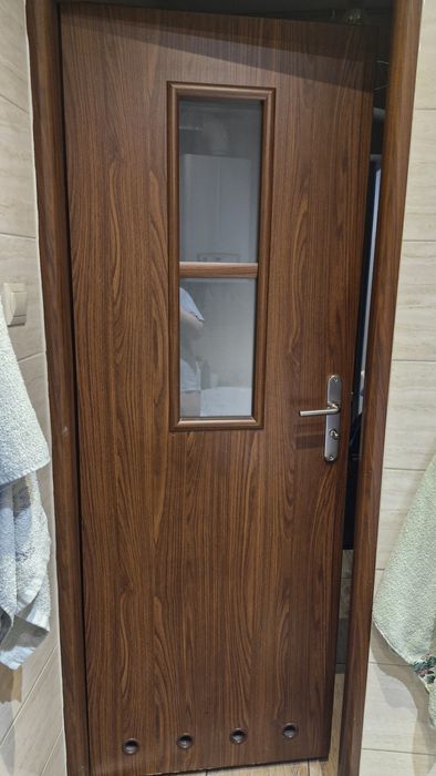 Drzwi łazienkowe 80 z zamkiem i klamkami