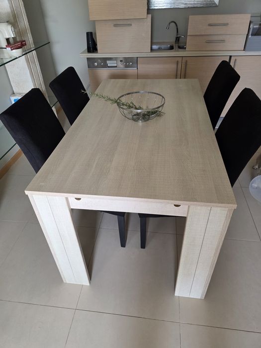 Vendo chaise longe, estante em vidro e granito e mesa com 4 cadeiras