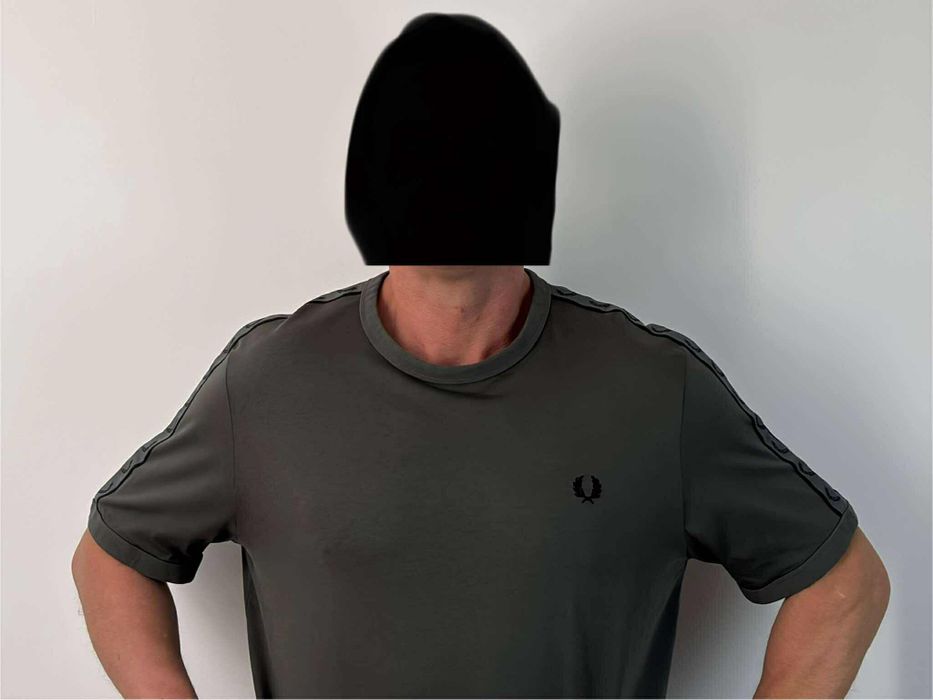 Fred Perry t-shirt męski XL/XXL 
Rozmiar XL/XXL 
Osoba na zdjęciu nosi