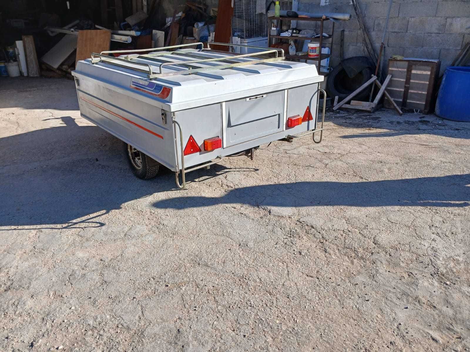 Reboque com tenda de campismo
