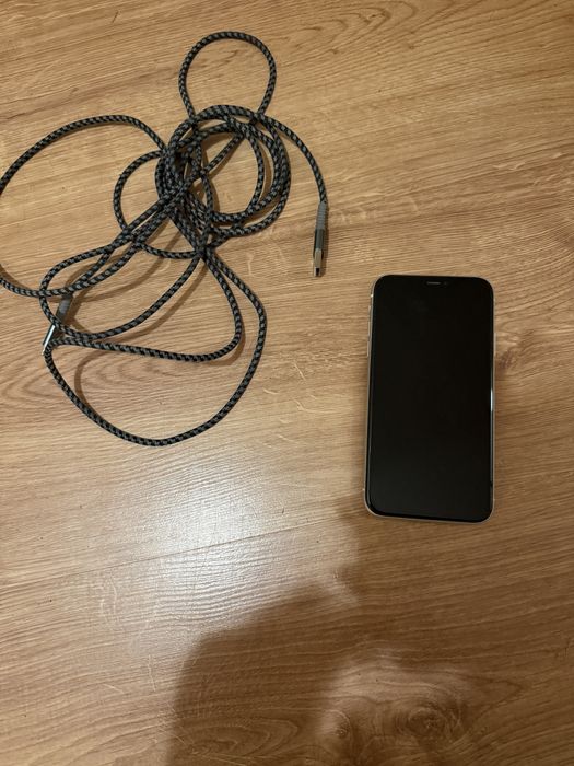 Biały iPhone 11
