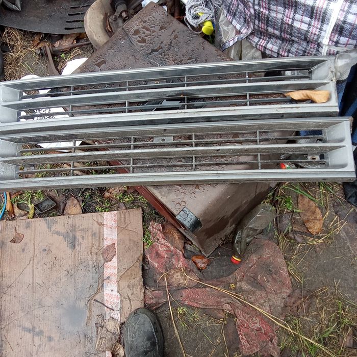 Продам на Исузу миди кузов можно по отдельности