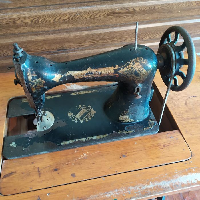 Швейна машина Держшвеймашина СССР 20-х років ножна з чавунною станиною