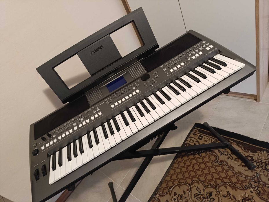 YAMAHA PSR S670 instrument