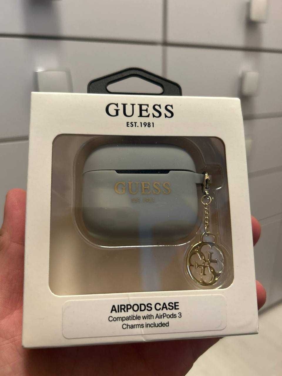 Etui na AirPods 3 Guess z breloczkiem