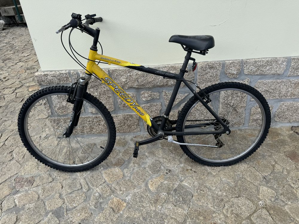 Bicicleta amarela em bom estado;