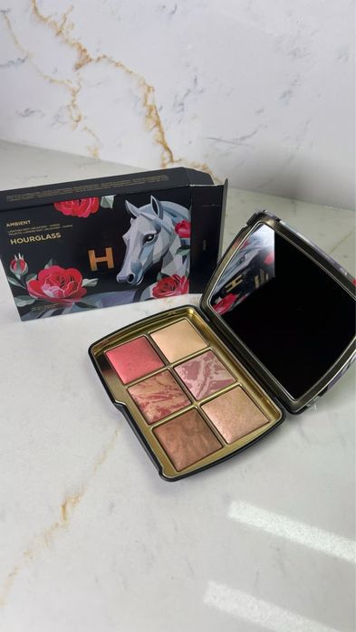 hourglass кінь horse