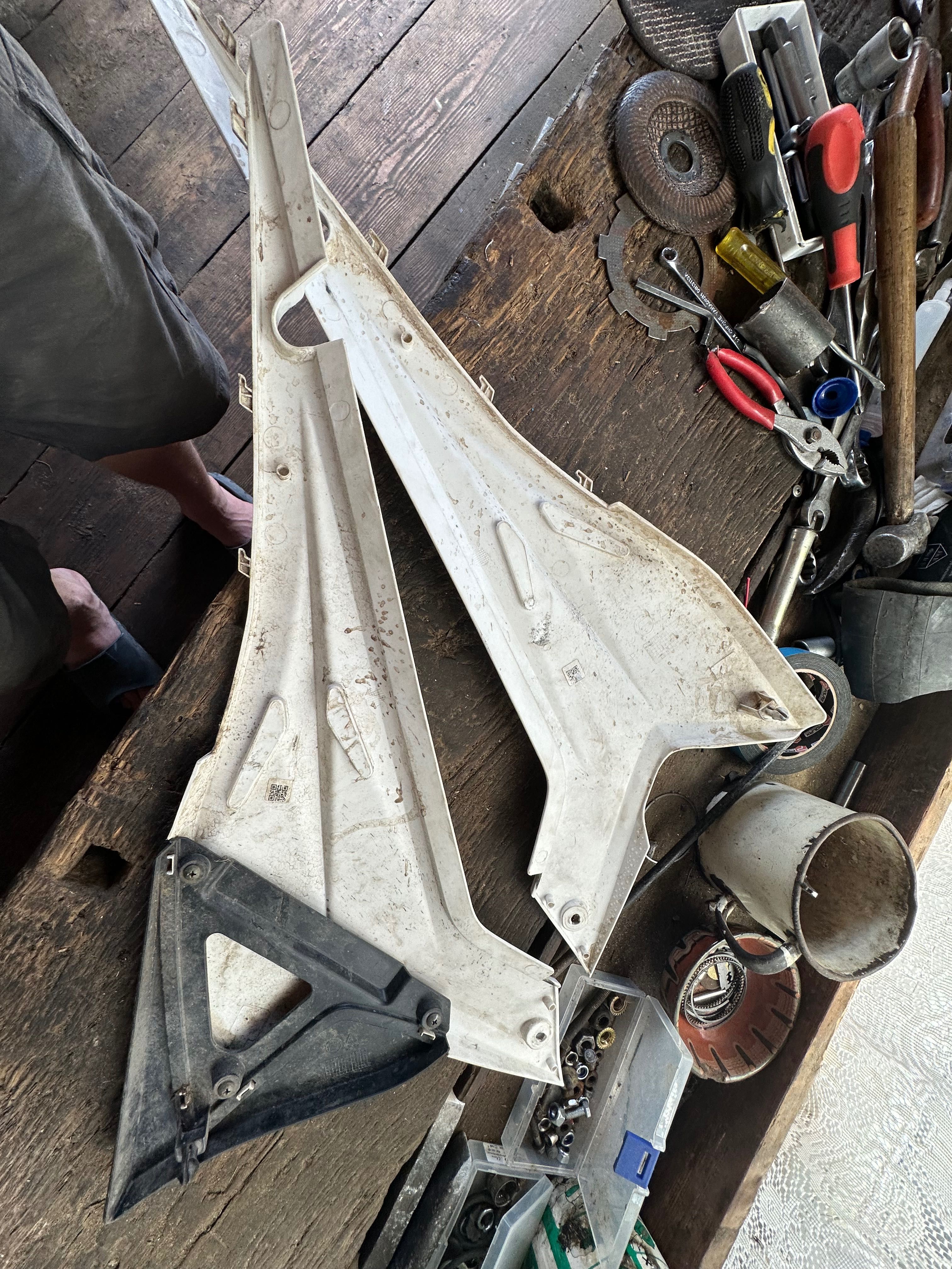 Боковий пластик на акумулятор loncin300/250