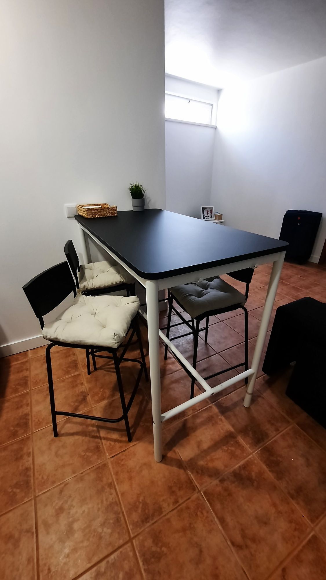 Mesa alta IKEA, Conjunto de 4 cadeiras de bar IKEA, Cama e colchão.