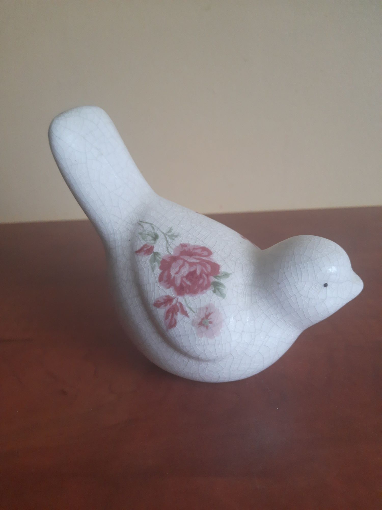 ptaszek z porcelany z motywem z różami