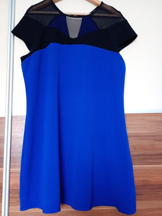 Śliczna niebieska sukienka z uroczą siateczką 42