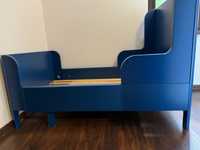 Niebieska rama łóżka z regulacją długości marki Busunge plus komoda