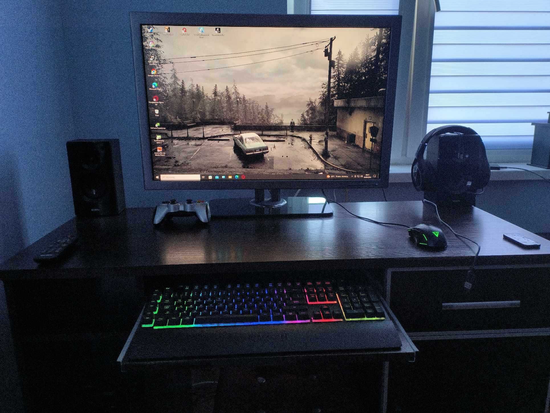 Monitor dell 30 cali-stan dobry.