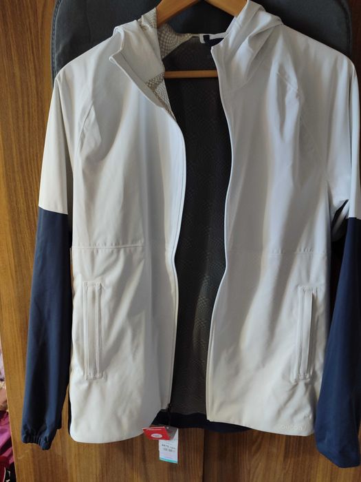 Вітровка  жіноча, спортивна. дуже  легка та якісна . Нова