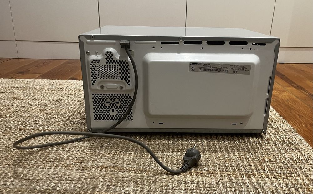 Microondas Samsung MW81P - 23L, 850W, Simples e Fiável