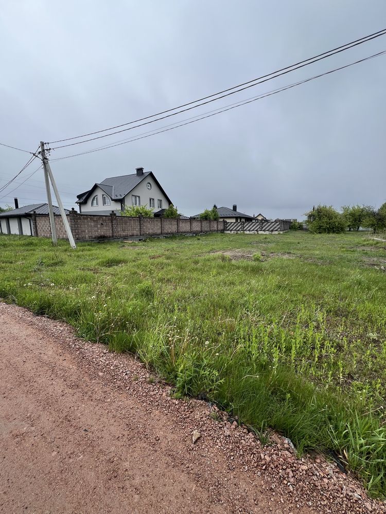 Гарна ділянка поруч з містом