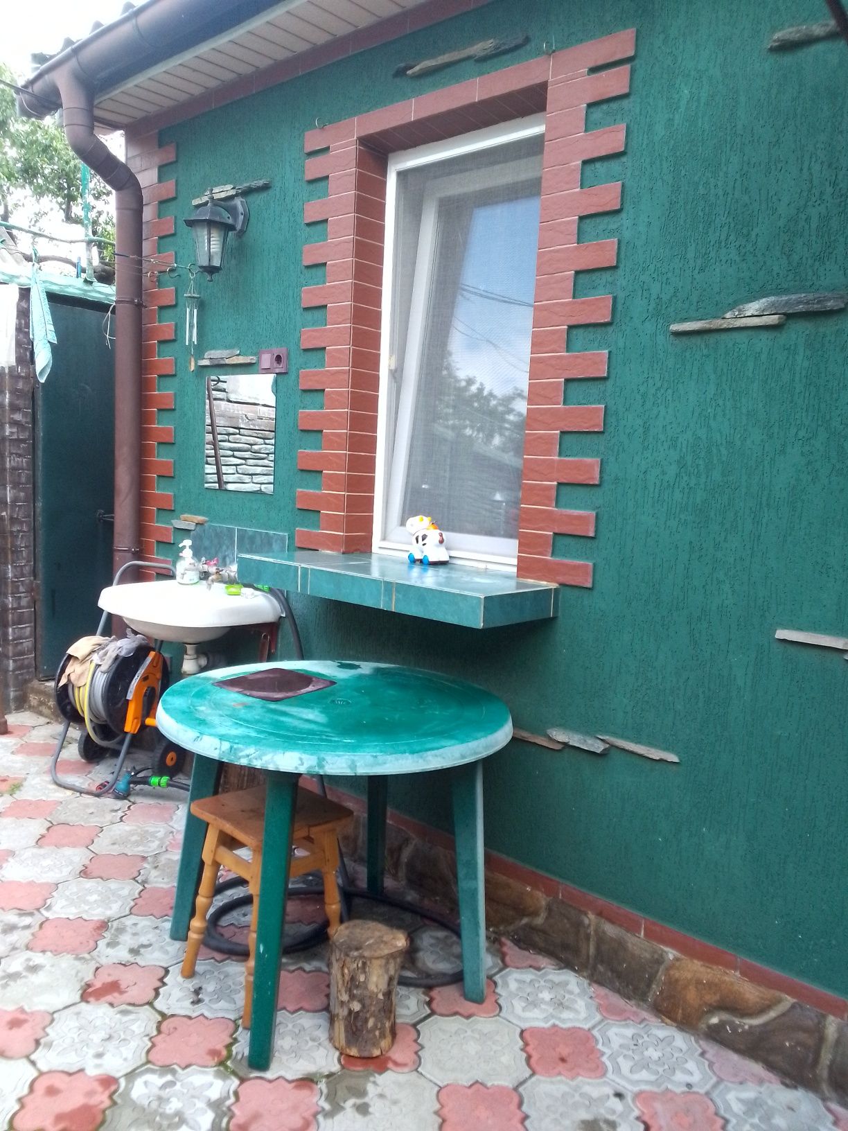 Продаю пол дома,пос. Восточный, метро в пешей доступности.