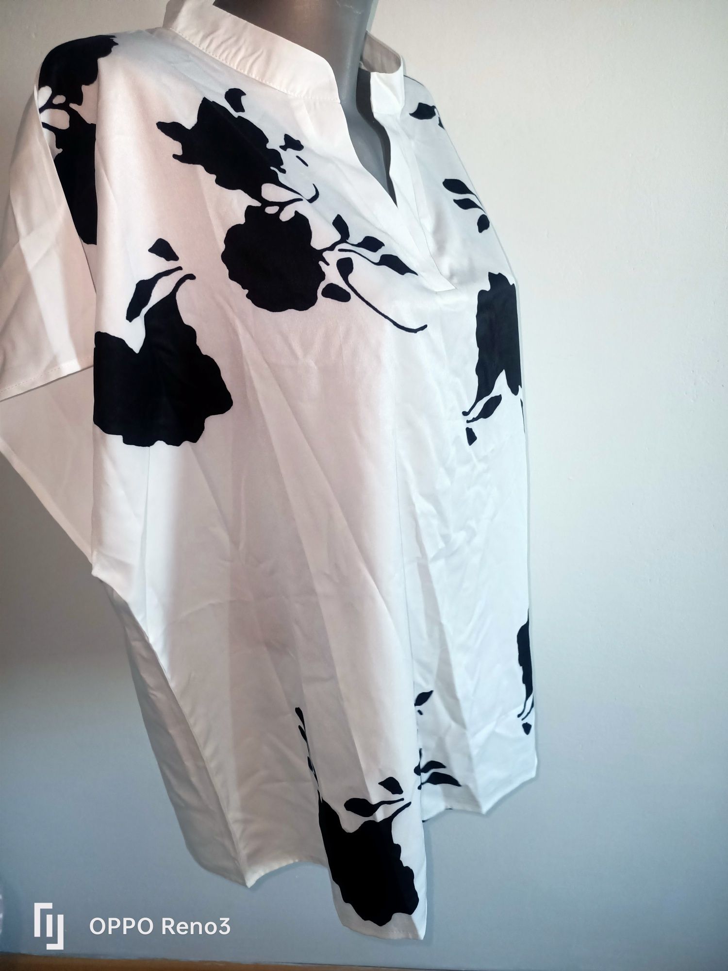 Elegancka bluzka plus size r 4XL biała kwiatowa krótki rękaw dekolt sz