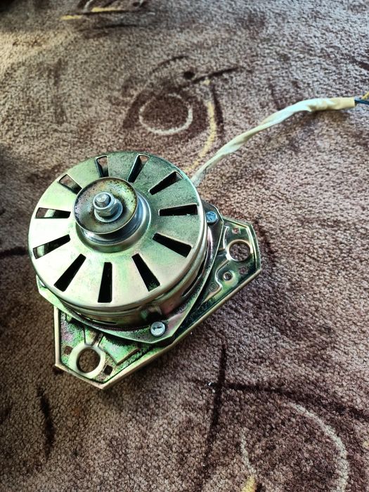 Двигатель от стиральной машинки полуавтомат.