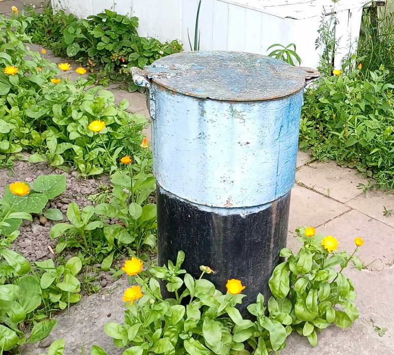 Терміново продам цегляний дачний будинок з гаражем і садом