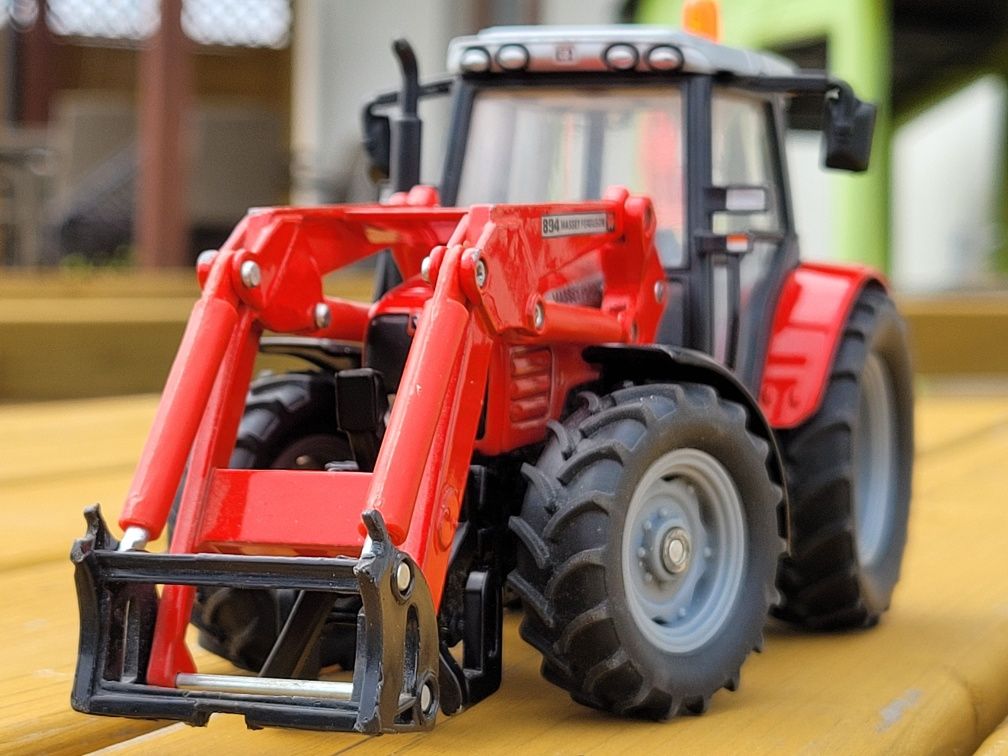 Traktor Massey Ferguson z turem marki Siku 1:32