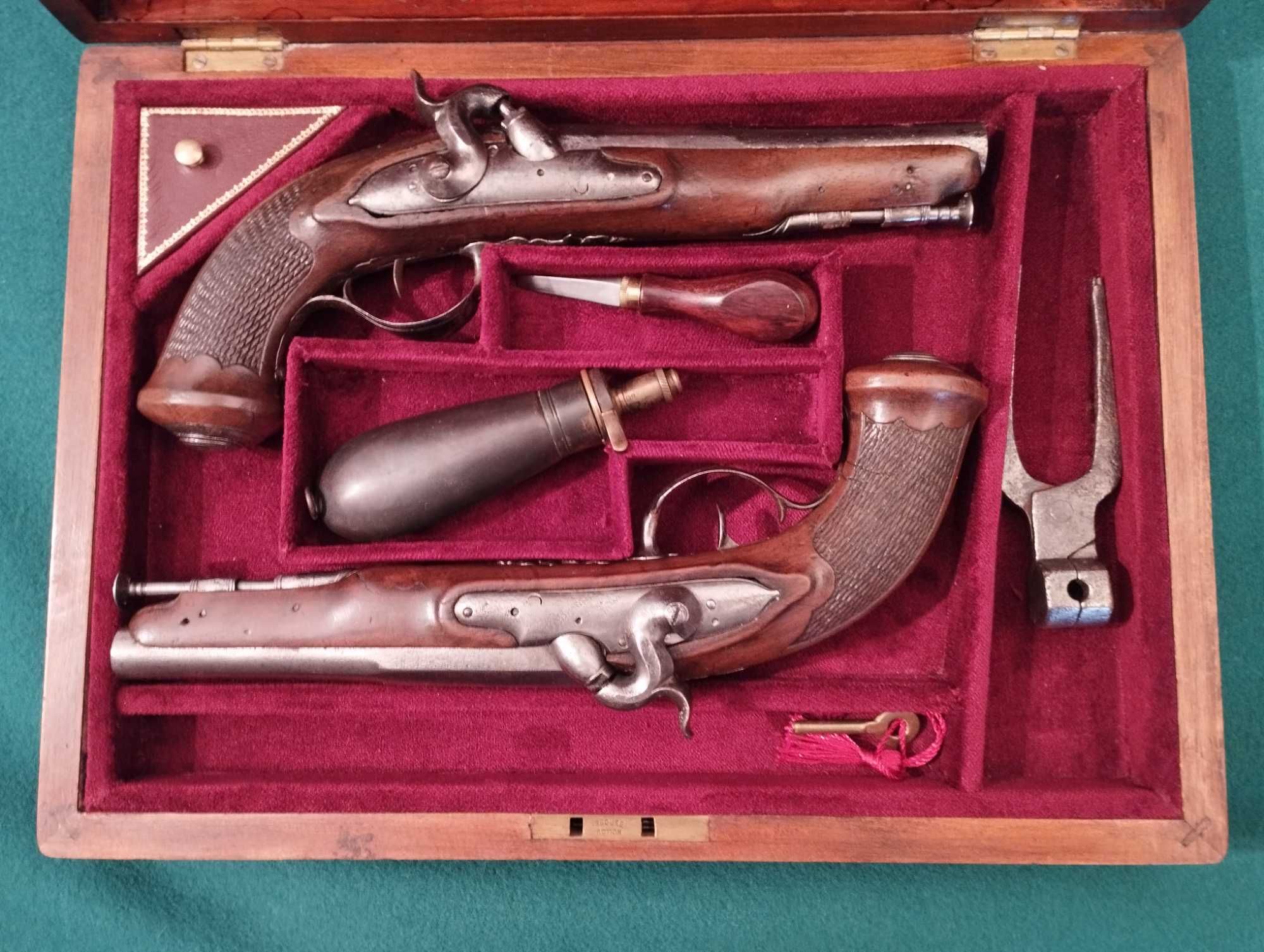 Par de pistolas de percussão francesas  por volta de 1835 em estojo.