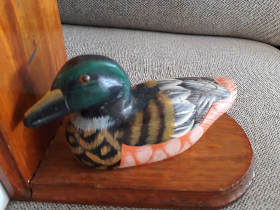 2 porta livros em madeira maciça pintado a mão