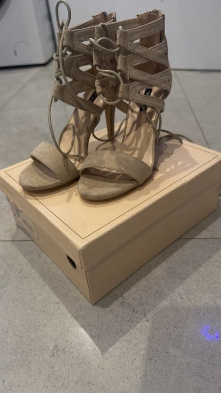 Buty nowe r.35 Beżowe