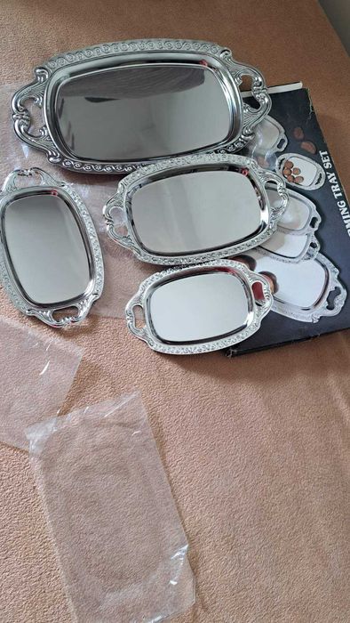 Zestaw metalowych tacek. Nowy