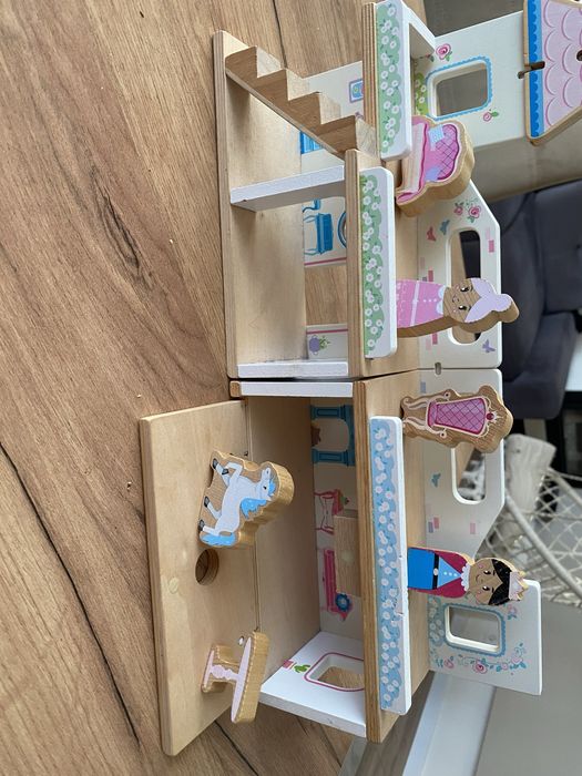 Zamek , domek drewniany z elementami