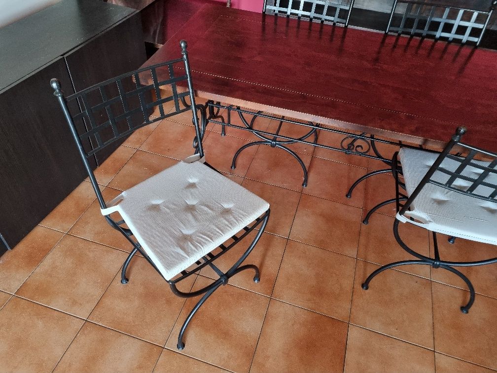Mesa com 4 cadeiras em ferro