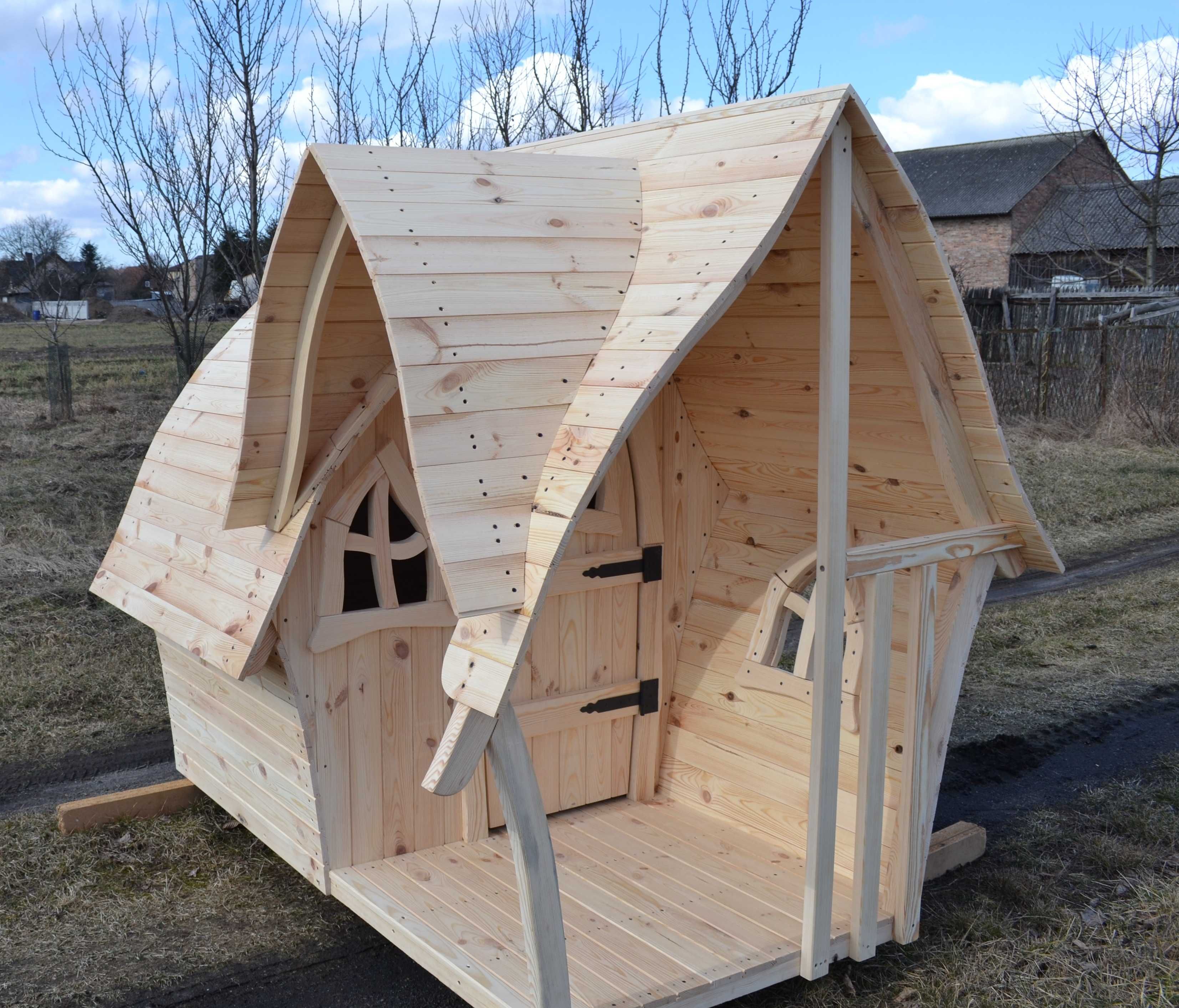 Drewniany lakierowny domek dla dzieci z podestem. producent