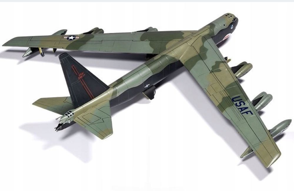 Academy 12632 Model plastikowy samolot B-52D Stratofortress 1/144