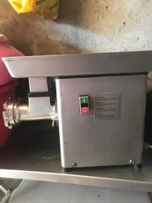 Picadora de carne a funcionar muito bem