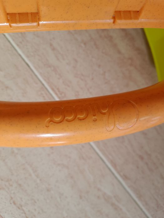 Tartaruga que funciona como andador tem duas posições