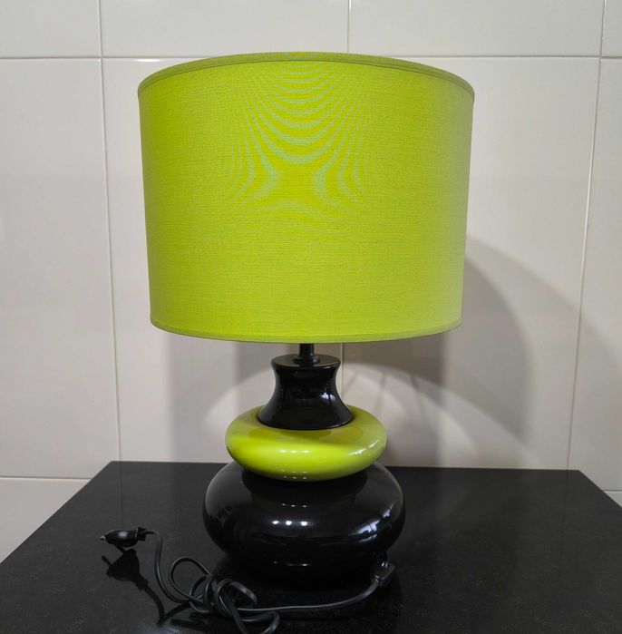 Moderno candeeiro de mesa com base em cerâmica. Novo.