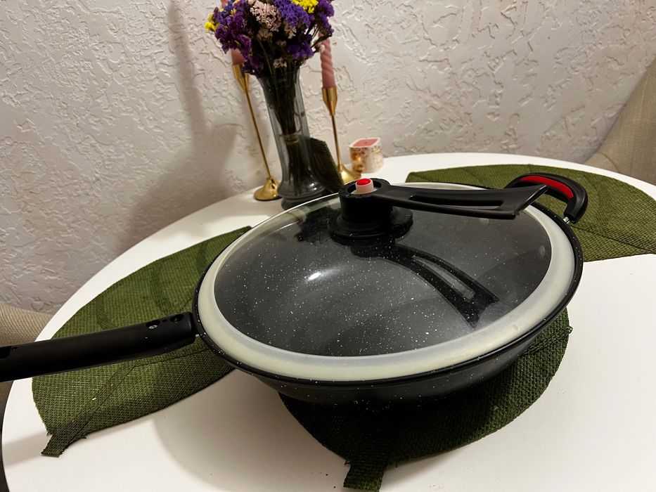 Вакуумна сковорідка supretto wok з кришкою