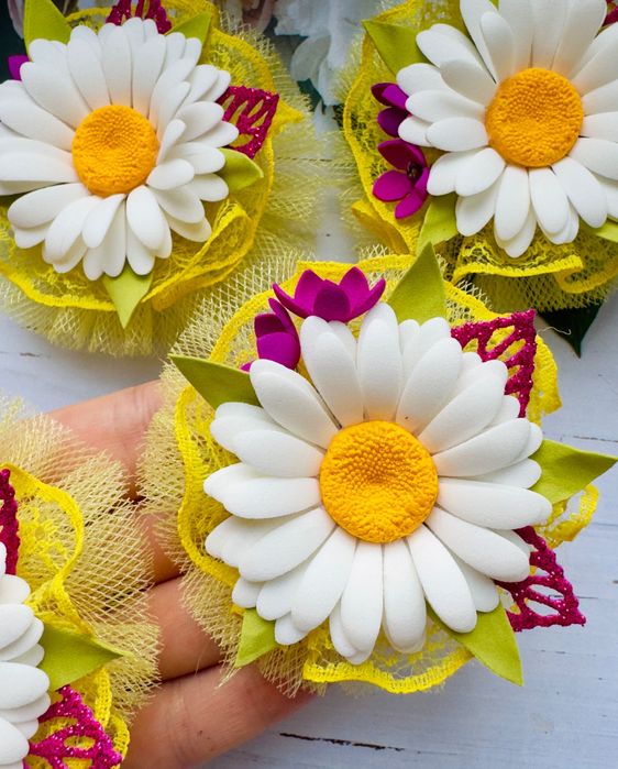 Хризантеми.Ромашки. Бантики полуниця