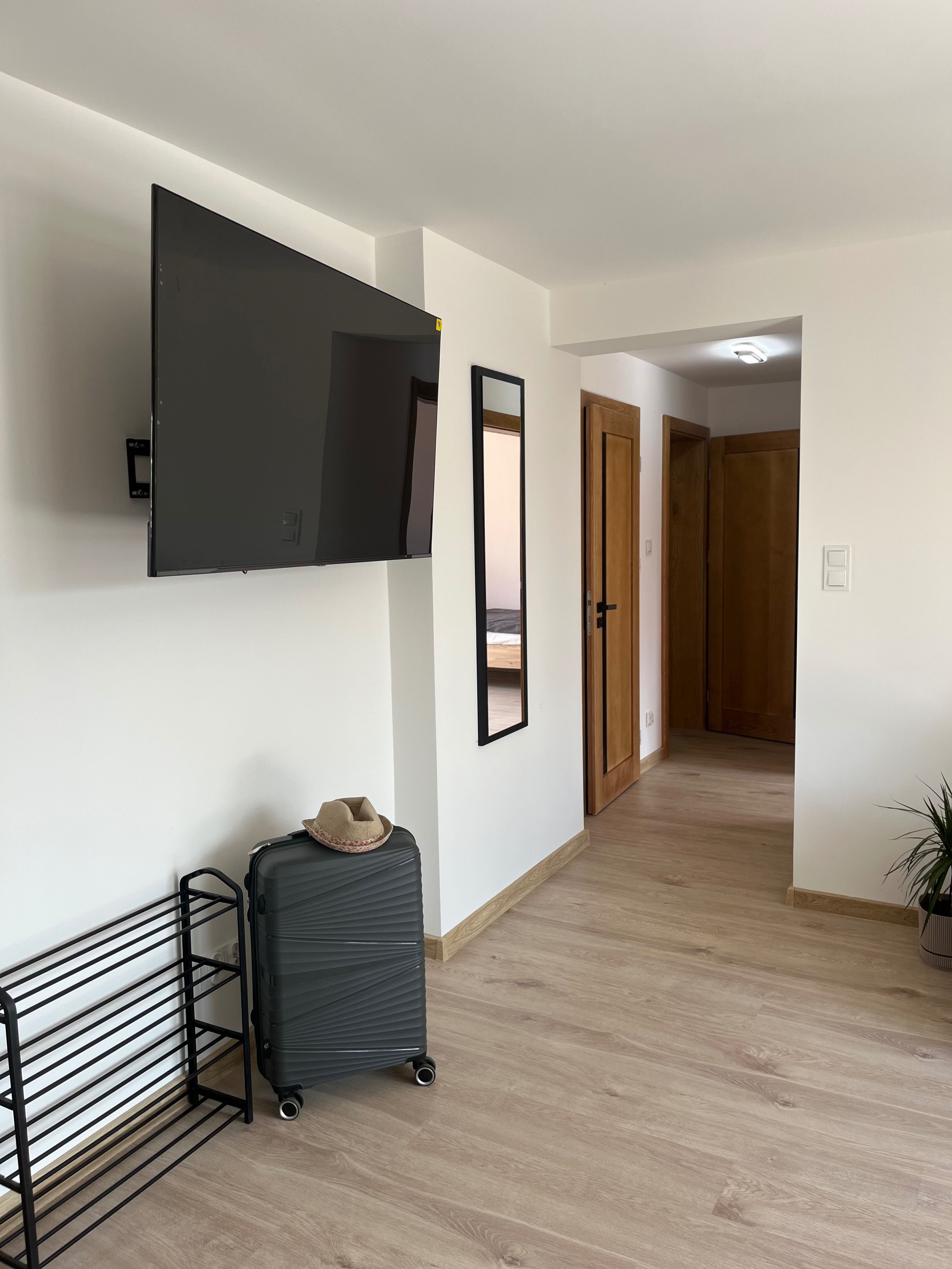 Apartament 6-osobowy z balkonem – komfort blisko jeziora