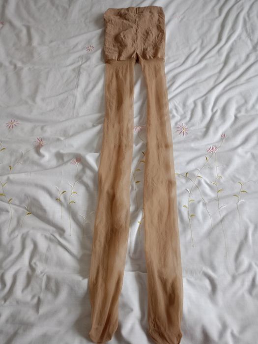 Cienkie beżowe rajstopy.