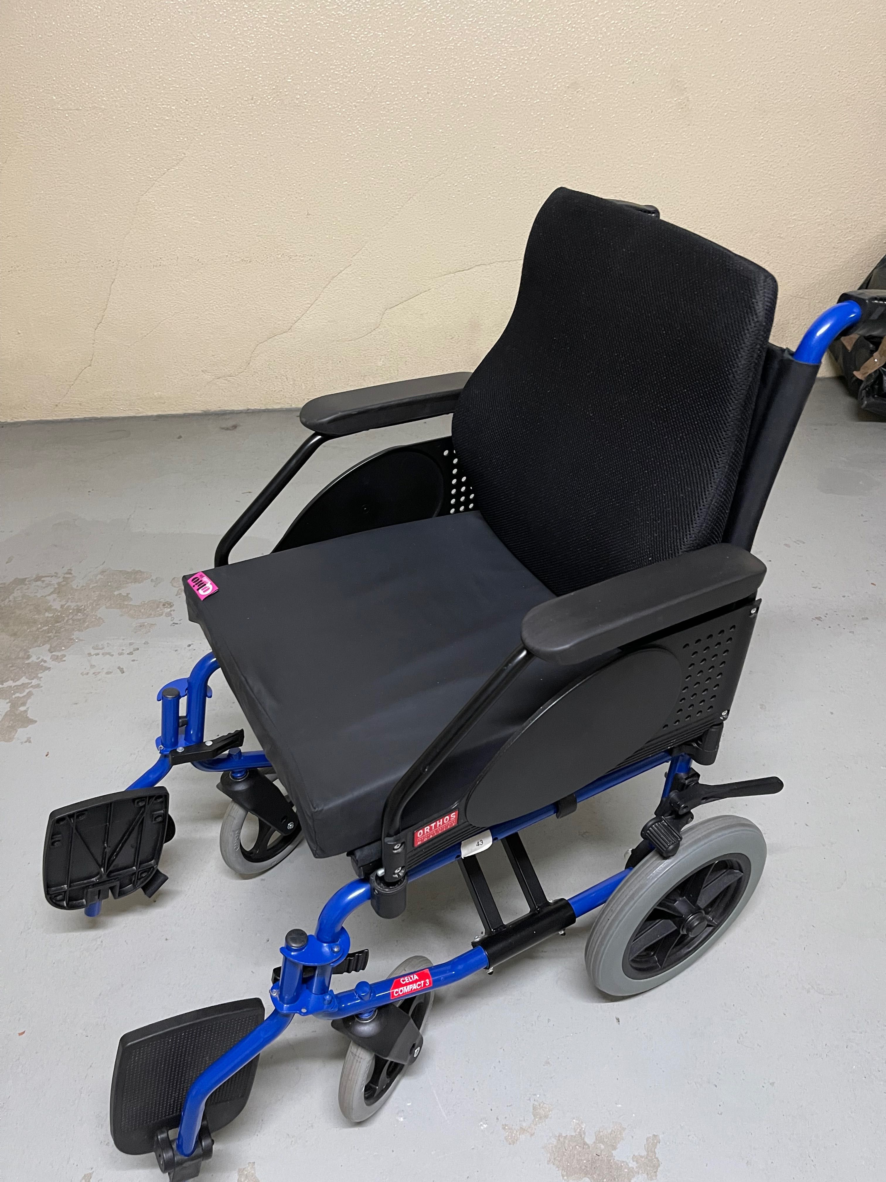 Cadeira de rodas com almofadas