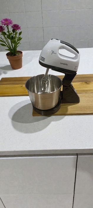 Кухонний міксер із чашею
