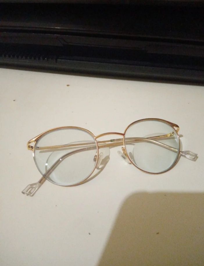 Óculos armação dourada lentes graduadas Titanium