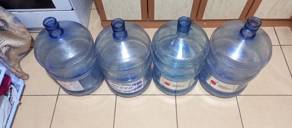 Бутелі для води, ємністю 18,9 літрів, стан дуже гарний