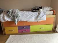 Cama dupla com 2 colchoes e arrumaçao