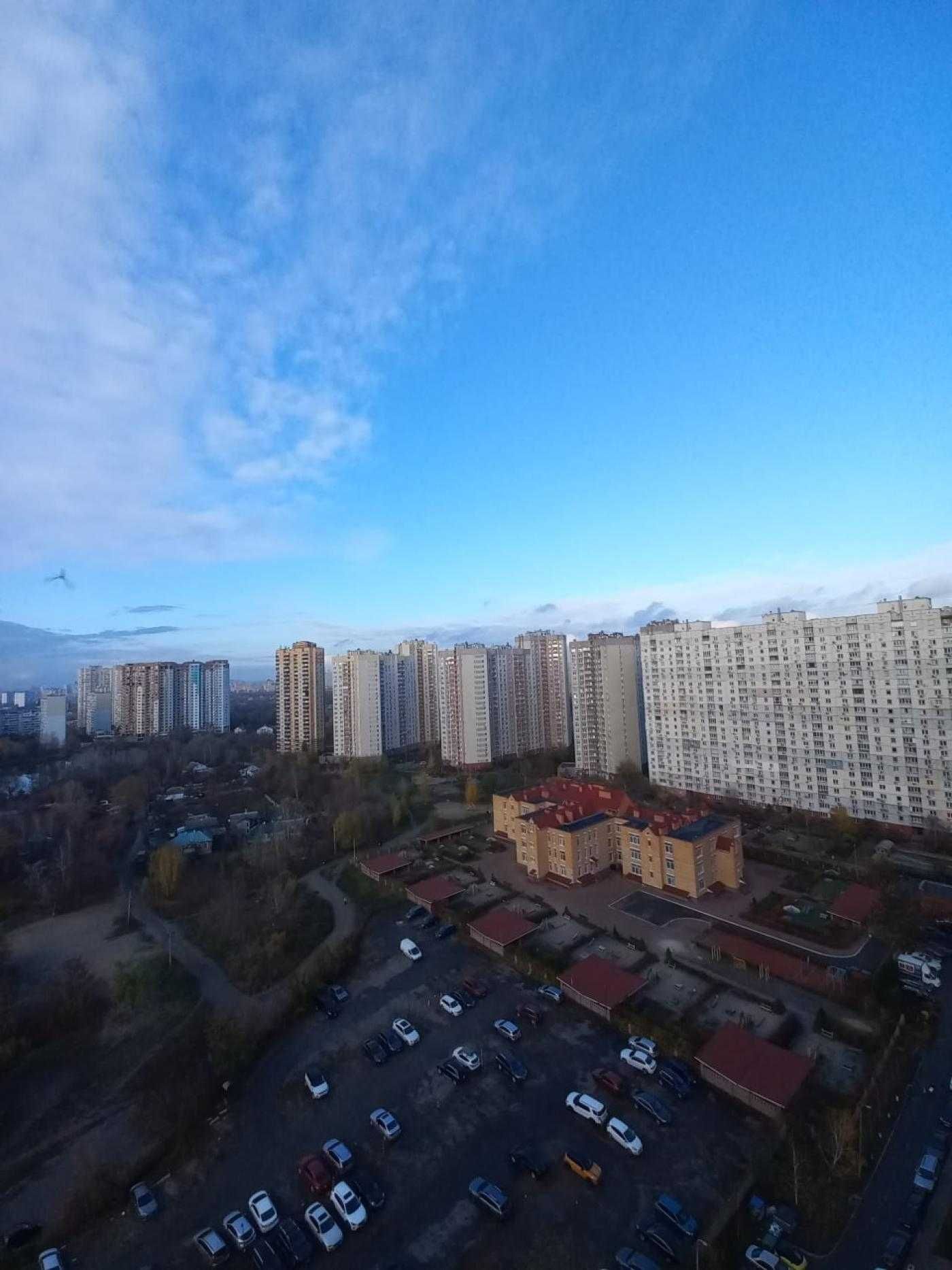Ахматової 28, простора 3к квартира , м Позняки 15 хв, ТОРГ !