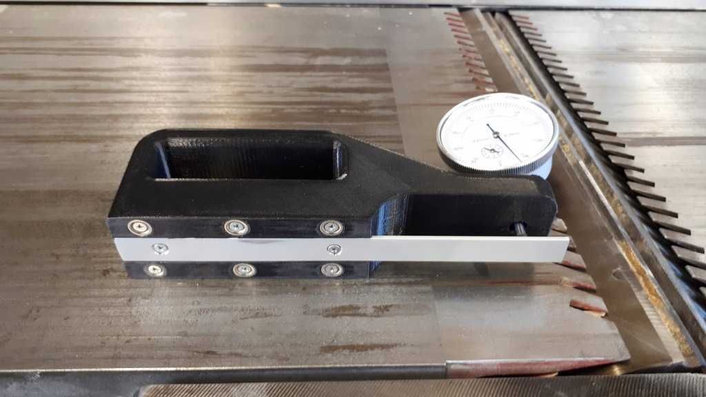 Przyrząd do ustawiania noży na wyrówniarce z czujnikiem zegarowym