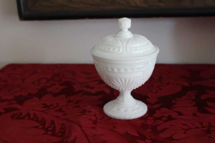 Bomboneira / pote coberto de vidro opalino