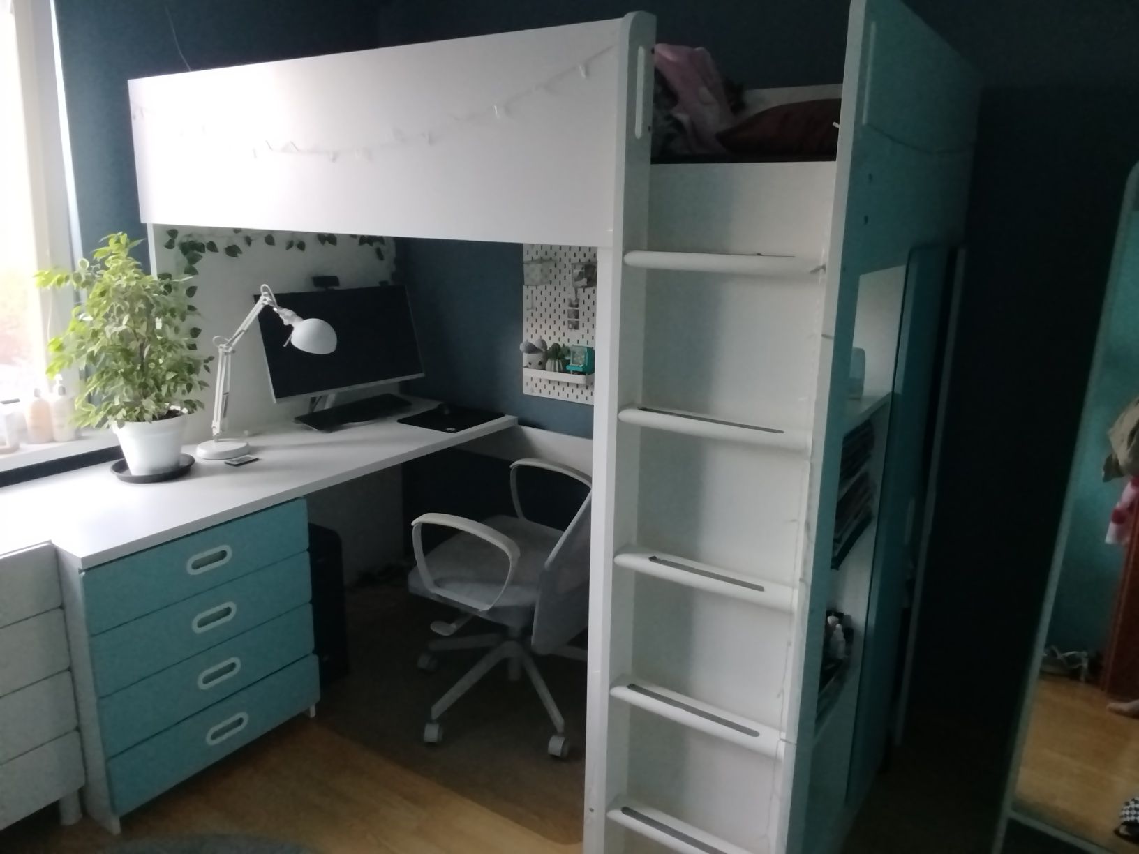 Łóżko na antresoli+biurko+materac Ikea