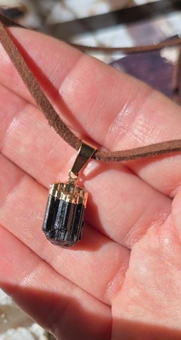 Naszyjnik kamień Turmalin surowy damski męski regulowany sznurek zamsz